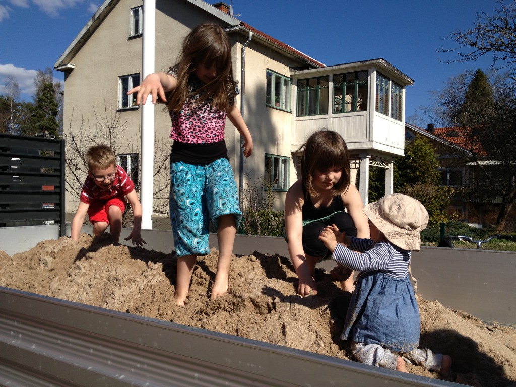 sand till lådan, maj 2013 005