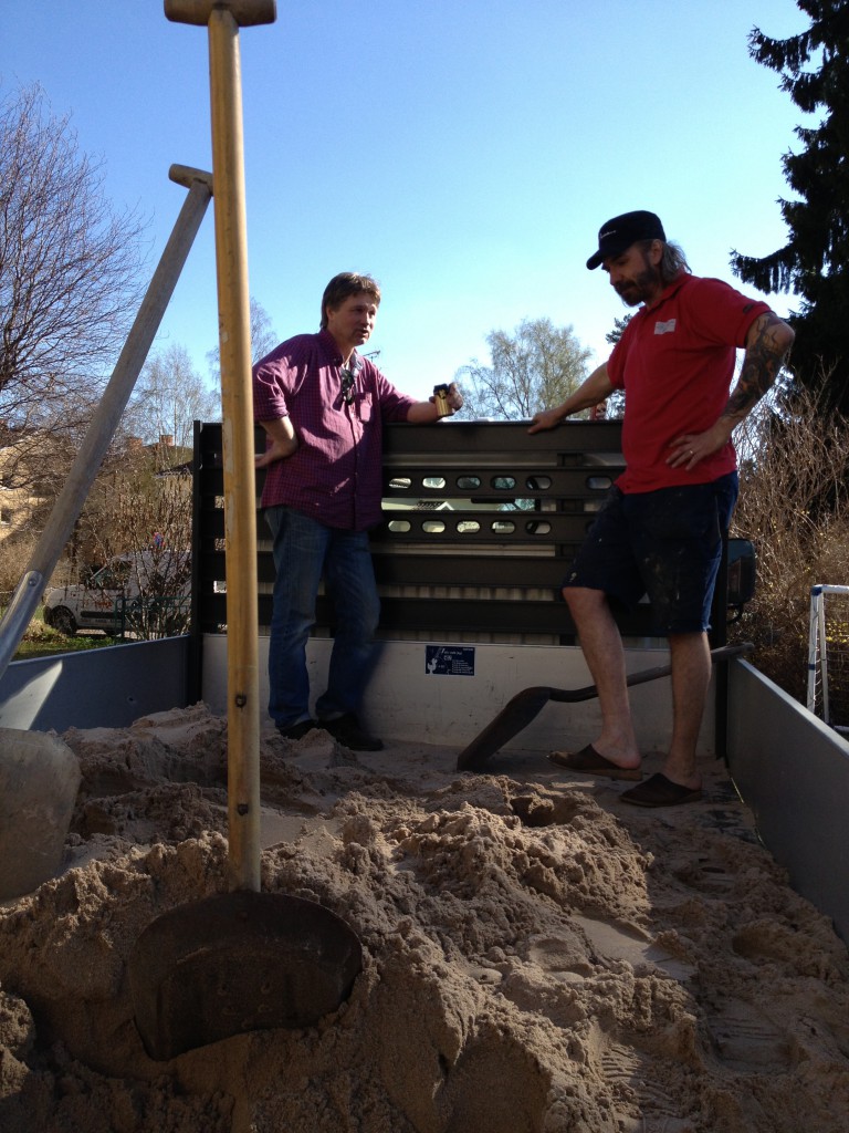 sand till lådan, maj 2013 023