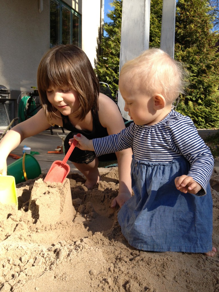 sand till lådan, maj 2013 031