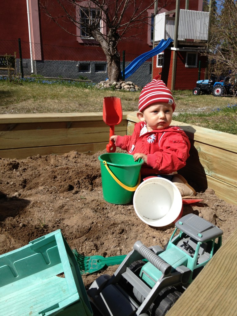 sandlådan klar, maj 2013 013