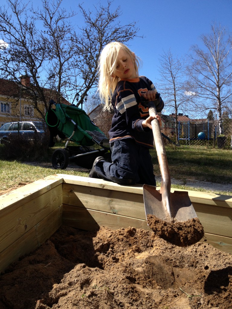 sandlådan klar, maj 2013 020