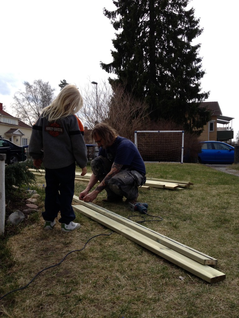 sandlådebygge hemma maj-2013 029