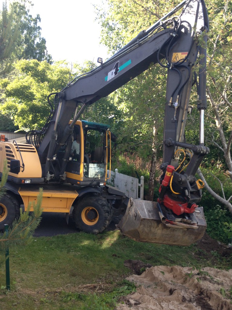 Grävskopan kommer till Odins Väg 9 och 11, Juni 2013 006