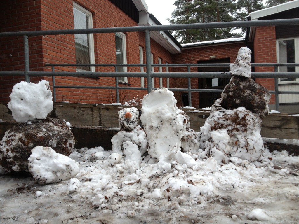 snö igen på skolgården feb. 2014 005