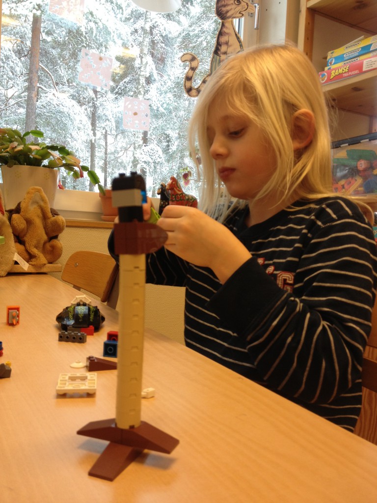 snö igen på skolgården feb. 2014 007